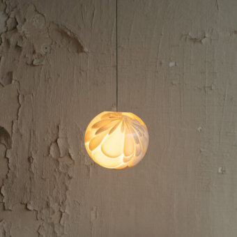 Elegant Bocci 118 Single suspension lamp with translucent glass and creamy white finish capturing feather-like impressions for a warm glow